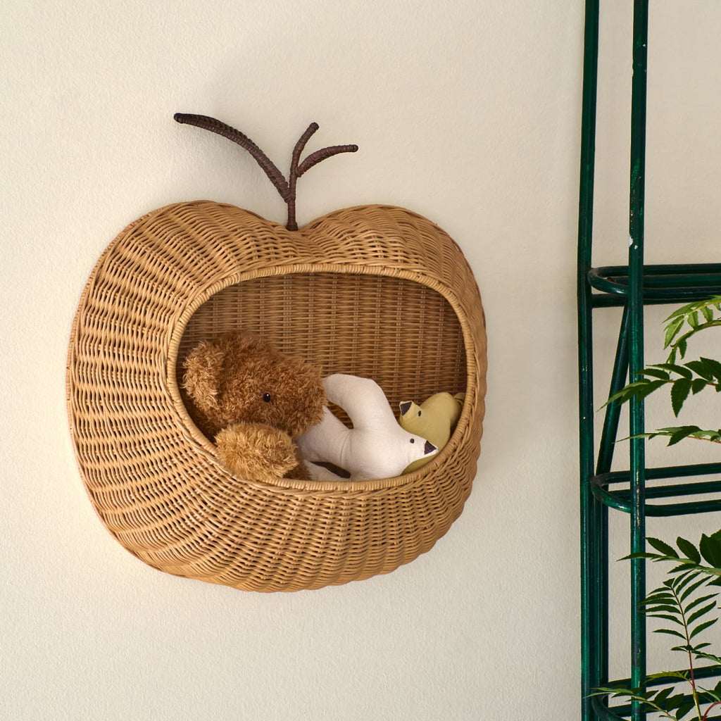 ferm-Living-Apple-Wandtasche-geflochten-rattan-Situation-1