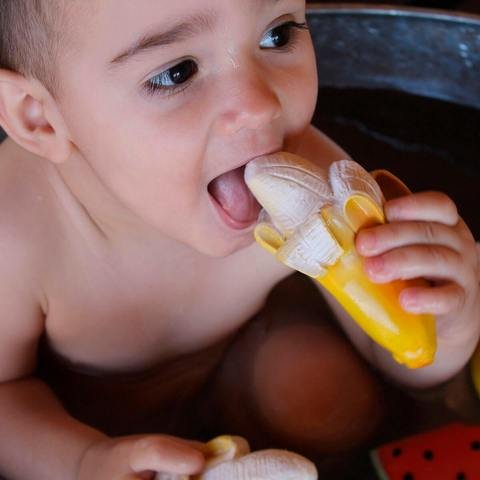 Oli_Carol_AW17_Ana_Banana_Teething_Toy_With_Boy_large